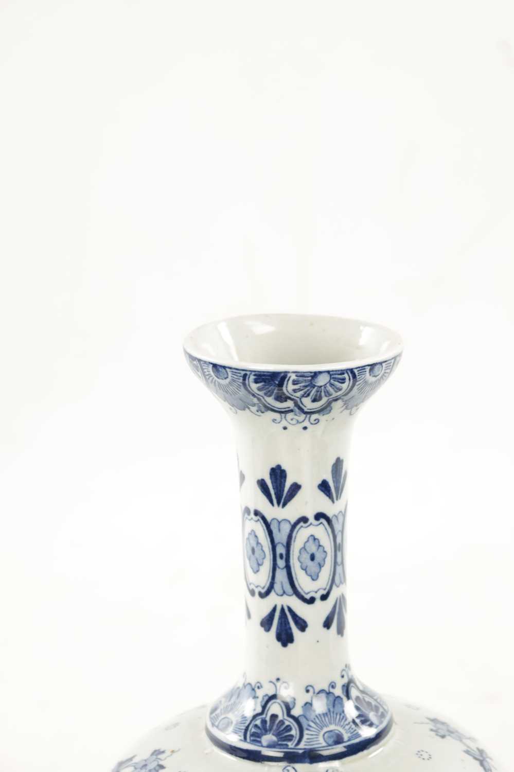 A 19TH CENTURY BLUE AND WHITE DELFT BOTTLE VASE - Image 4 of 7