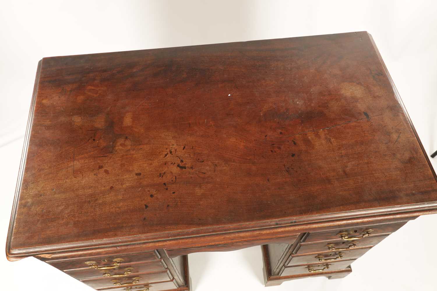 A GOOD EARLY GEORGE III FIGURED MAHOGANY GENTLEMANS ESTATE KNEEHOLE DESK - Image 5 of 19