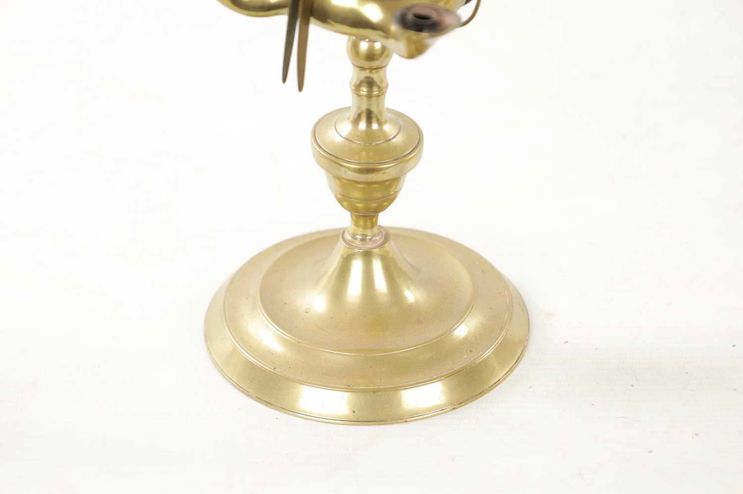 A PAIR OF LATE 19TH CENTURY BRASS OIL LAMPS - Image 6 of 7