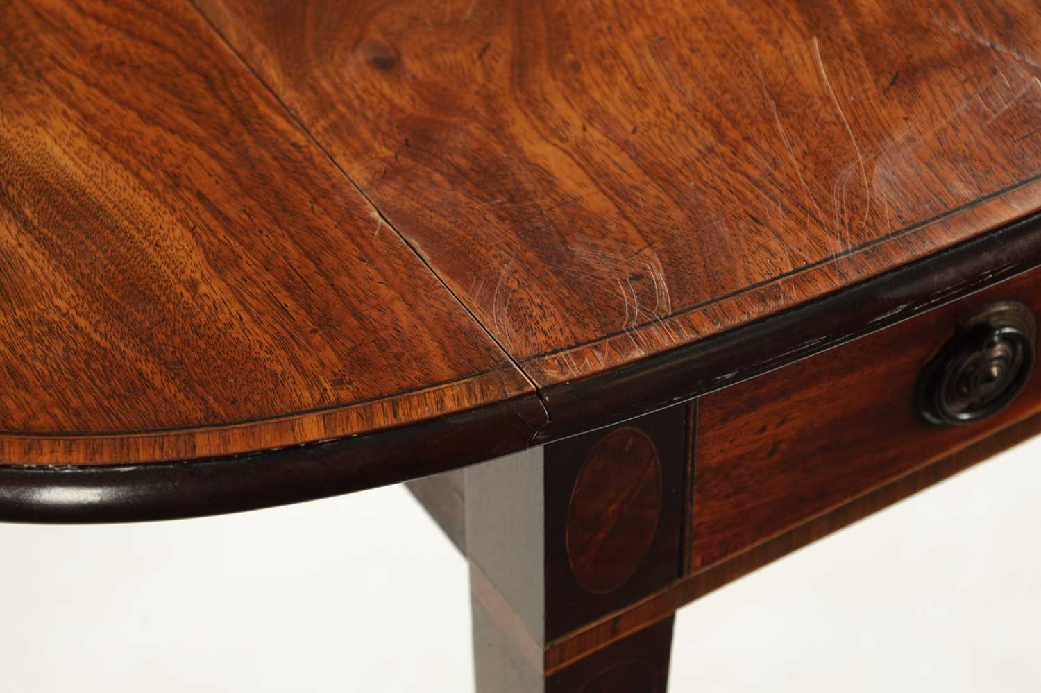 A GEORGE III MAHOGANY PEMBROKE TABLE OF SUPERB COLOUR AND PATINA - Image 7 of 11