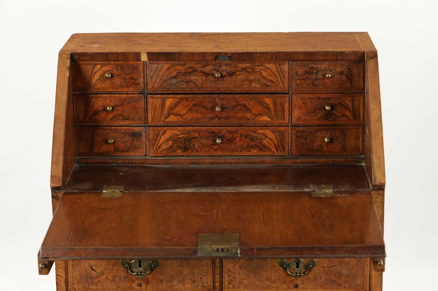 AN EARLY 18TH CENTURY BURR WALNUT BUREAU OF SMALL SIZE - Image 5 of 10