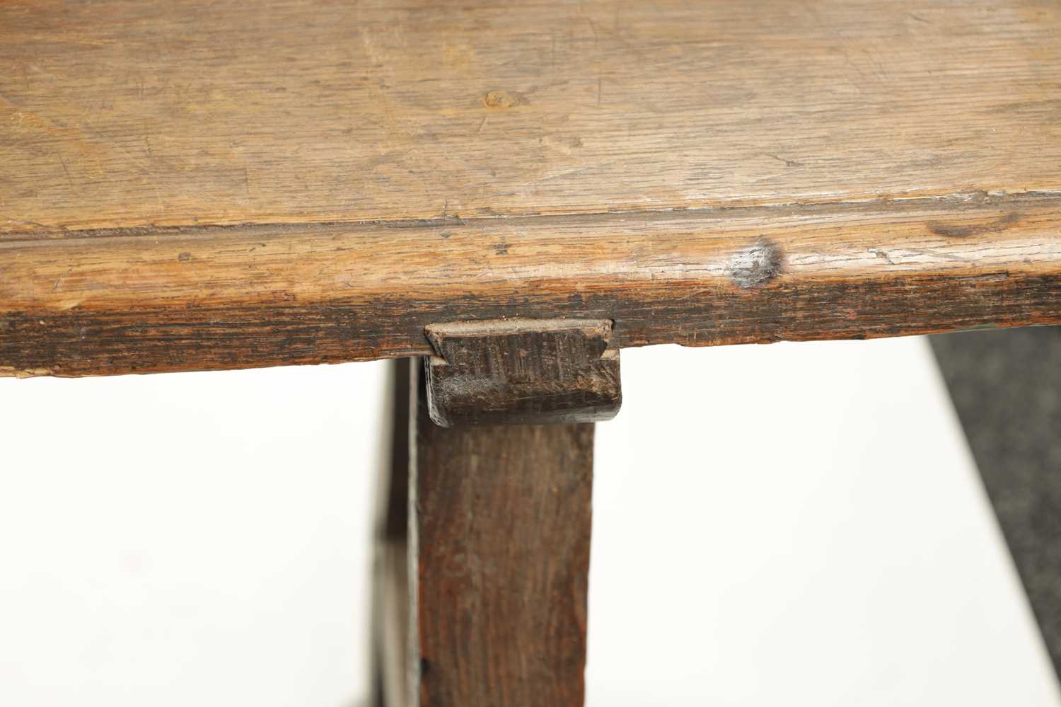 AN EARLY 18TH CENTURY OAK SPINDLE BACK BENCH - Bild 6 aus 9