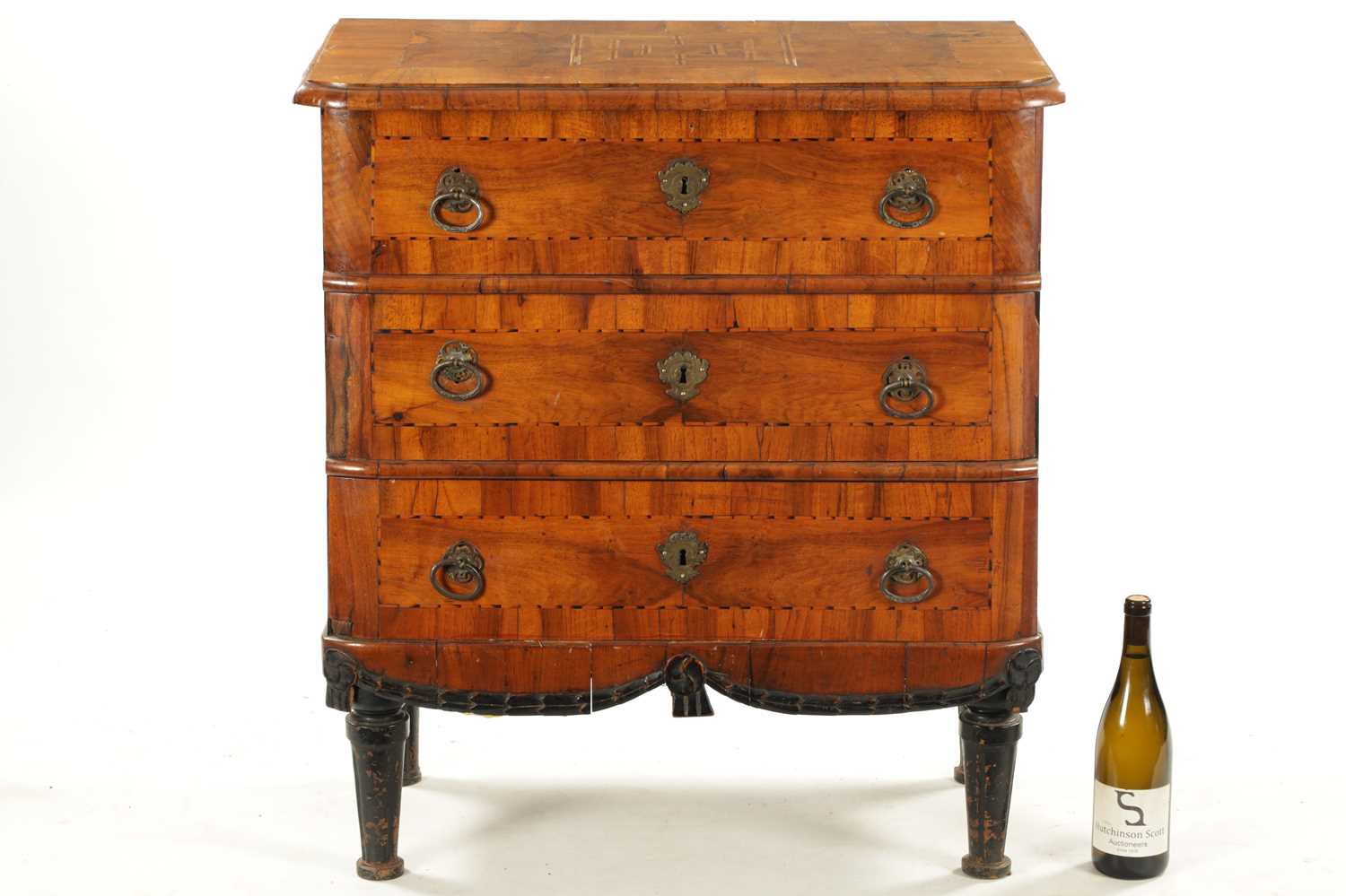 AN EARLY 18TH CENTURY ITALIAN OLIVE WOOD AND WALNUT CHEST OF DRAWERS - Image 5 of 8