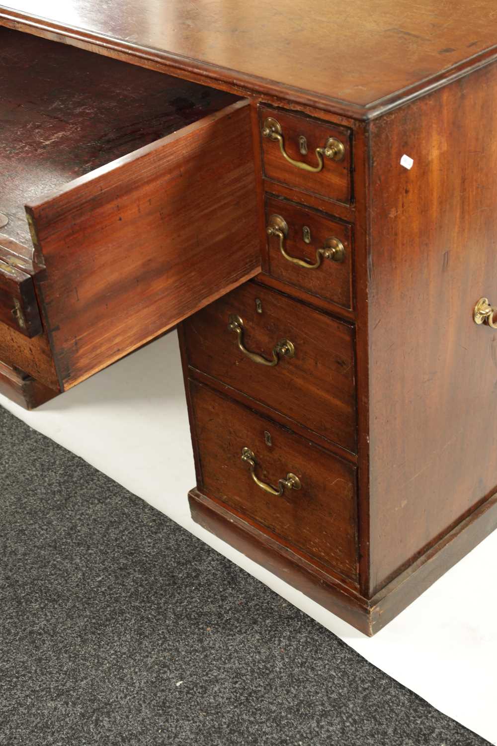 A GEORGE III MAHOGANY LIBRARY DESK - Image 4 of 15