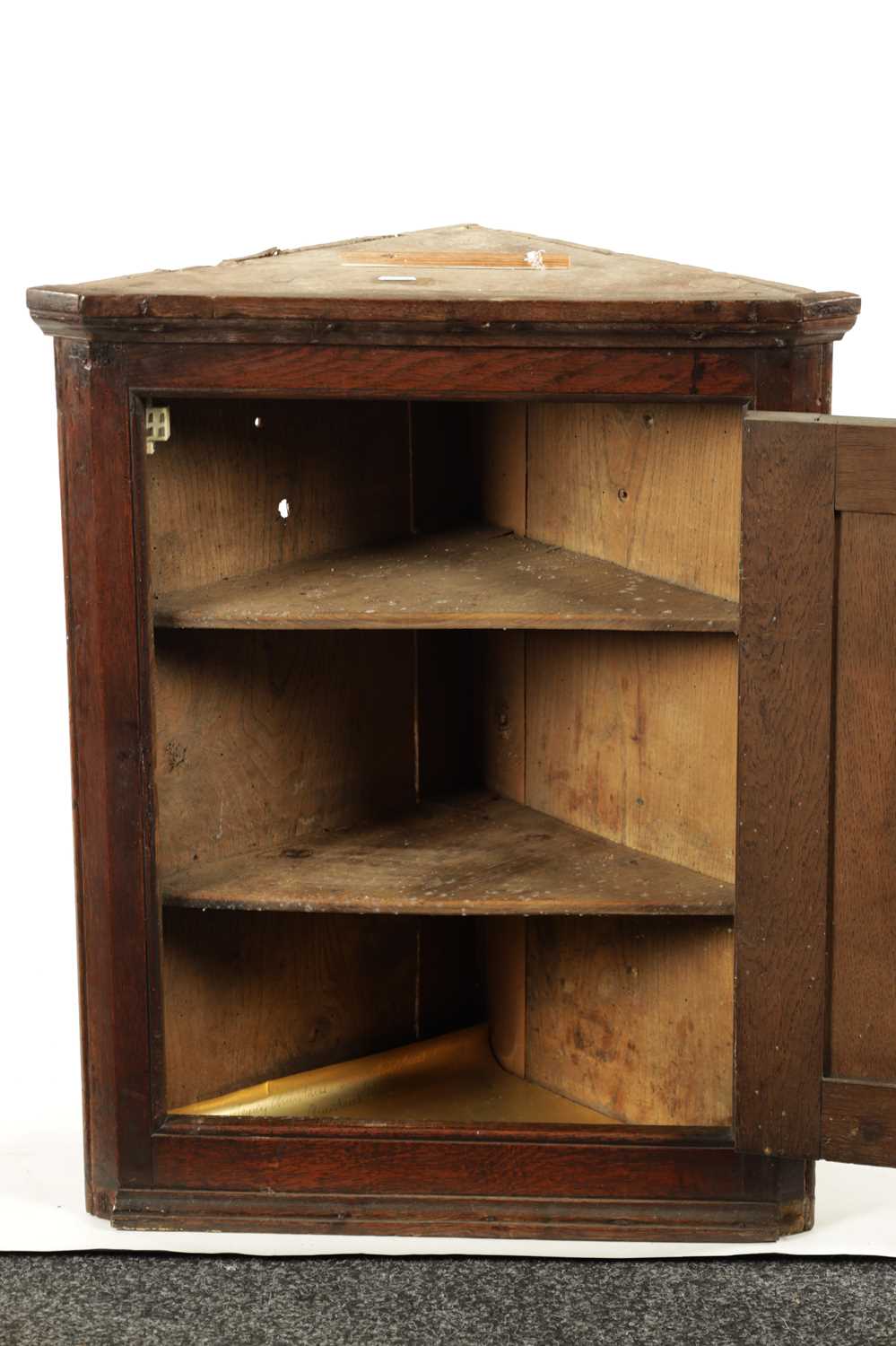 A SMALL 18TH CENTURY PANELLED OAK HANGING CORNER CUPBOARD - Image 2 of 2