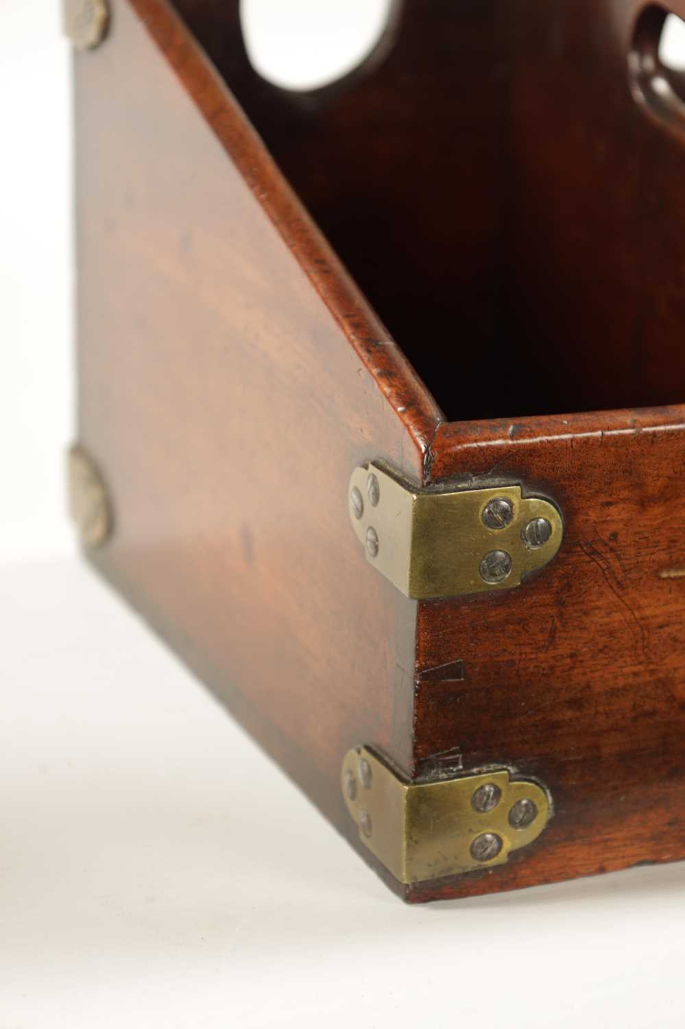 A GEORGE III BOUND MAHOGANY DOUBLE WINE BOTTLE CARRIER - Image 3 of 6