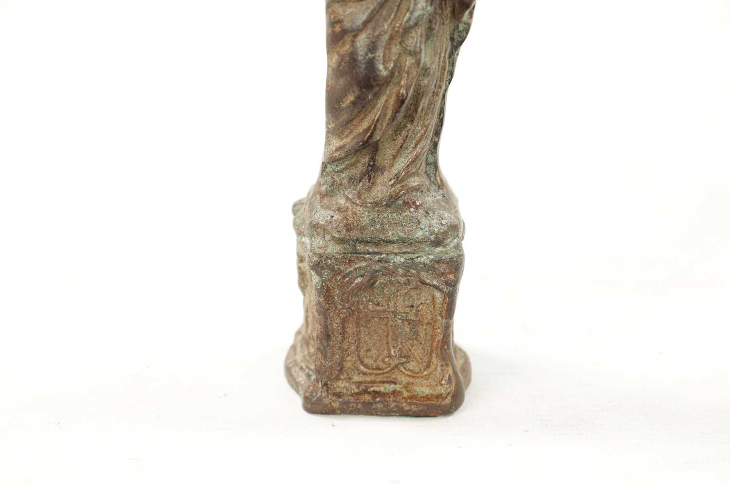 AN EARLY CAST BRONZE SCULPTURE - Image 4 of 7