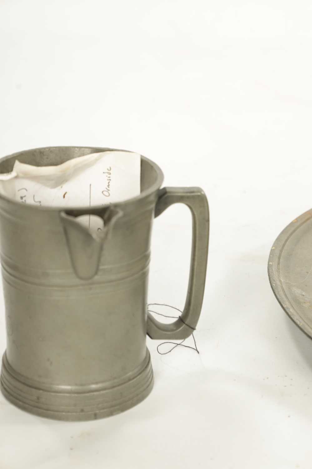 A SET OF FOUR 18TH CENTURY PEWTER PLATES AND A LIPPED TANKARD - Image 12 of 18