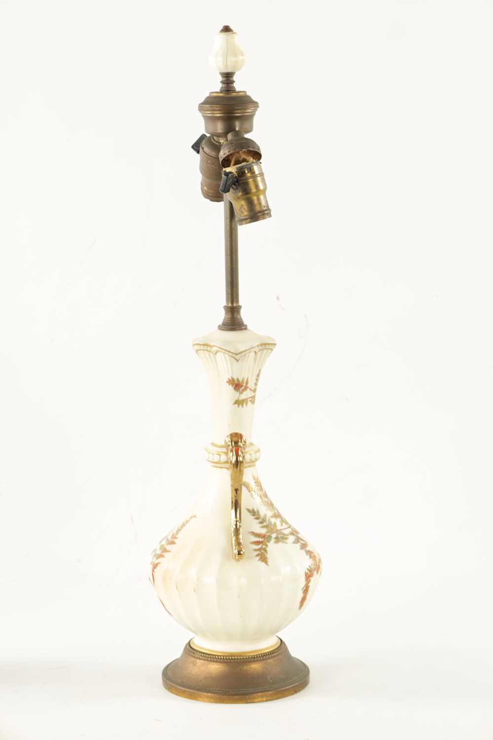 AN EARLY 20TH CENTURY BLUSH ROYAL WORCESTER TABLE LAMP - Image 5 of 6