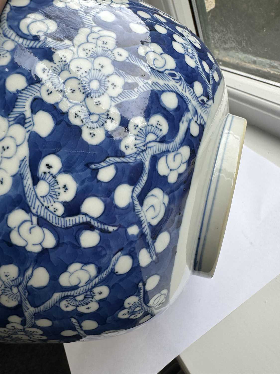 A LARGE 19TH CENTURY CHINESE BLUE AND WHITE PORCELAIN PRUNUS BOWL - Image 7 of 14