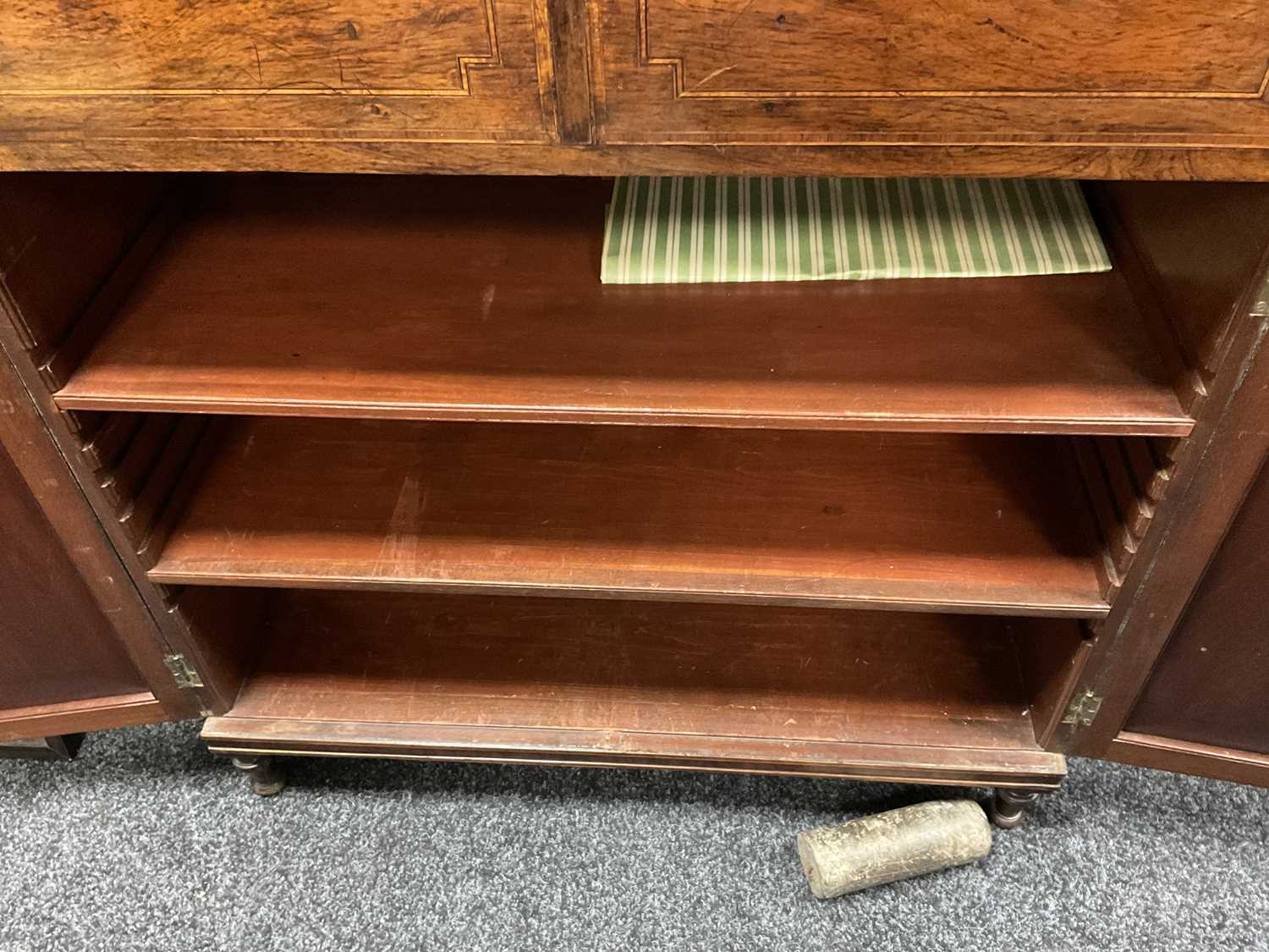 A REGENCY ROSEWOOD AND KING WOOD CROSS-BANDED SECRETAIRE SIDE CABINET - Image 13 of 17