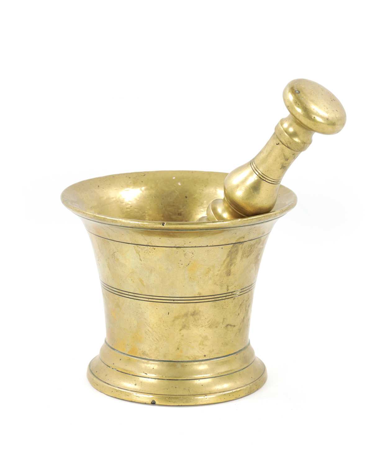 A LARGE 18TH CENTURY BRASS PESTLE AND MORTAR