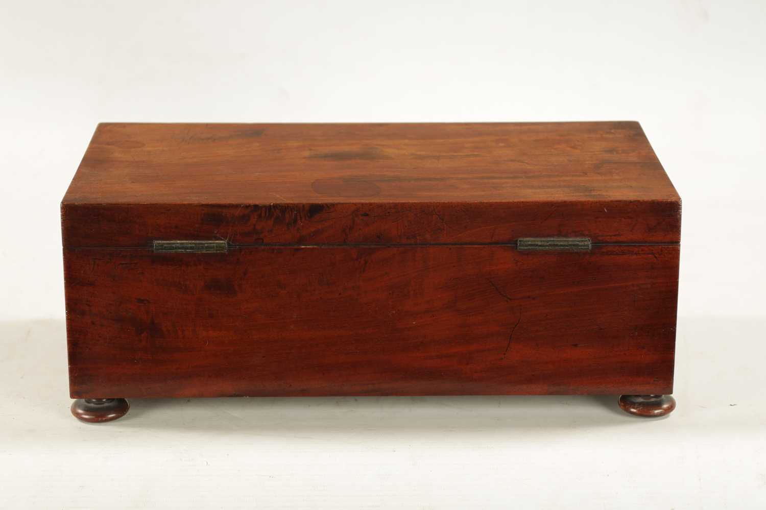 A 19TH CENTURY FIGURED MAHOGANY TEA CADDY WITH FIVE LIDDED INTERNAL COMPARTMENTS - Image 5 of 5