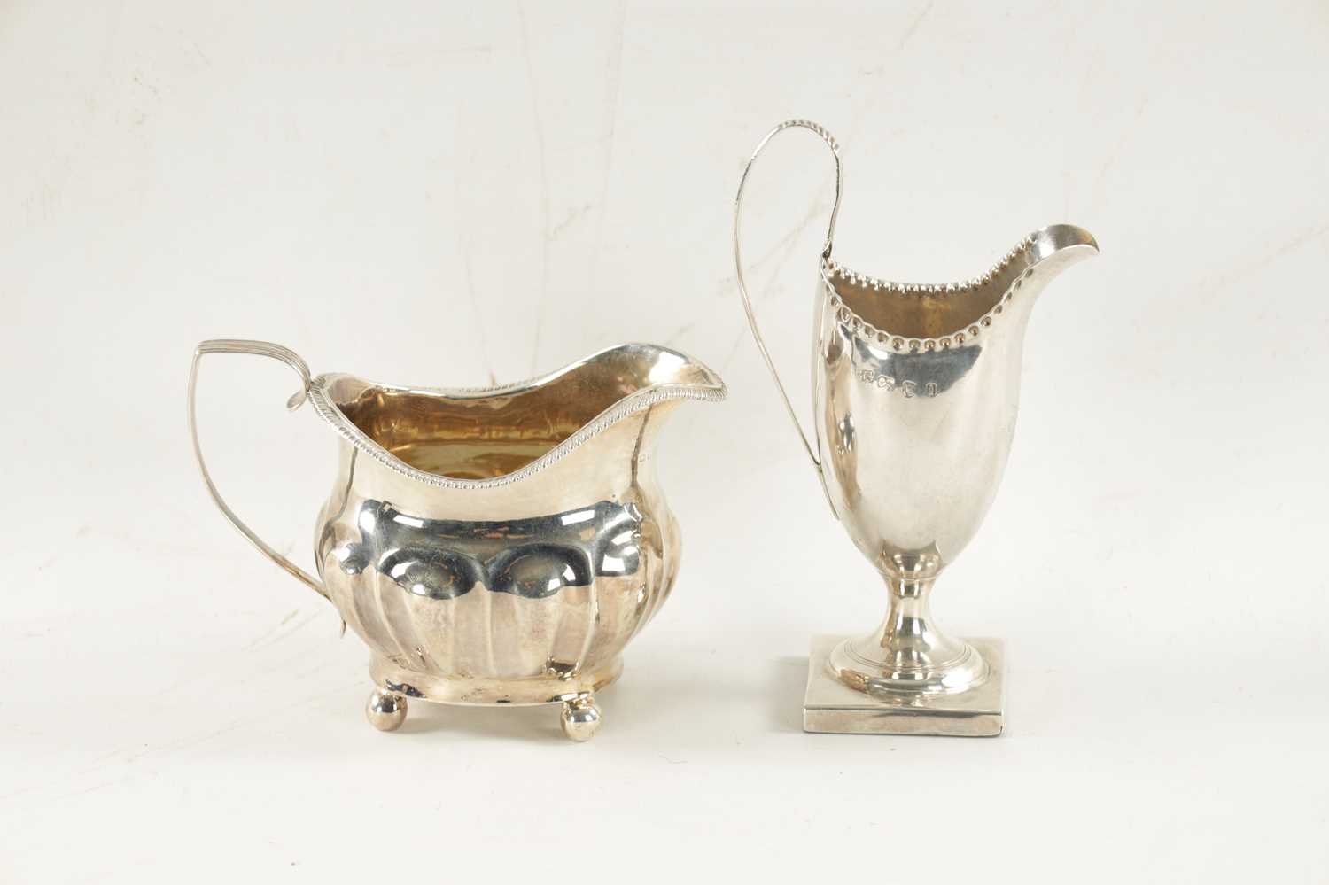 A GEORGE III HELMET CREAM JUG AND MILK JUG - Image 4 of 5