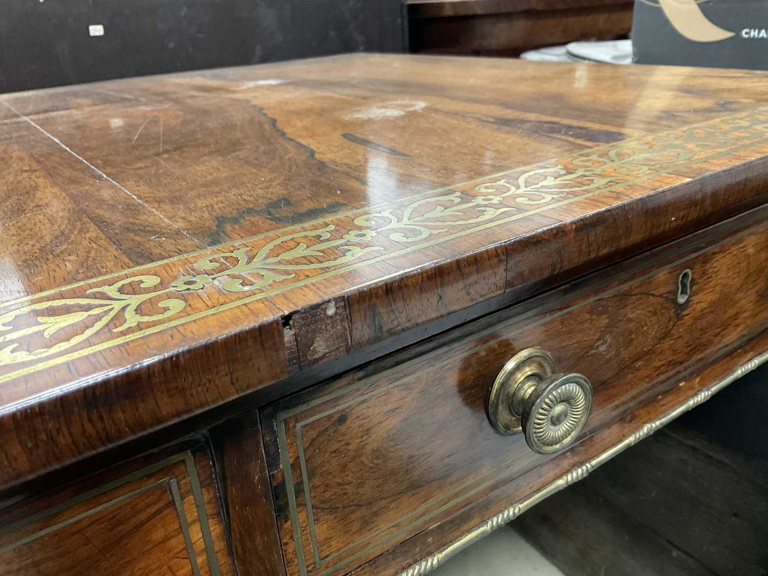 A REGENCY FIGURED ROSEWOOD BRASS INLAID SOFA TABLE - Image 11 of 16