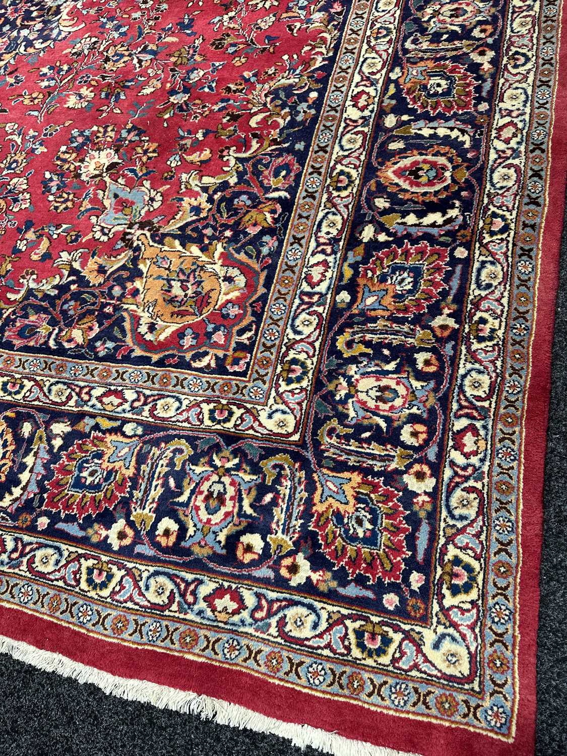 A LARGE EASTERN RUG - Bild 2 aus 3