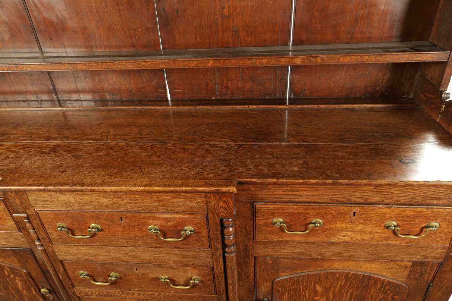 A LATE 18TH CENTURY WELSH OAK DRESSER AND RACK - Image 5 of 10