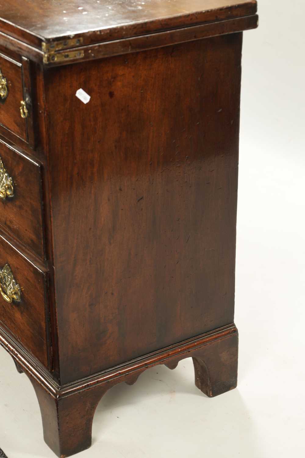 AN EARLY 18TH CENTURY WALNUT BACHELORS CHEST - Image 8 of 8