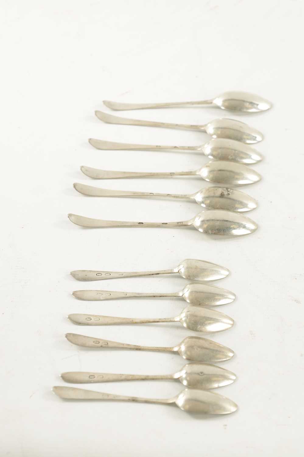 A SET OF SIX GEORGE III IRISH SILVER DESSERT SPOONS - Image 3 of 5