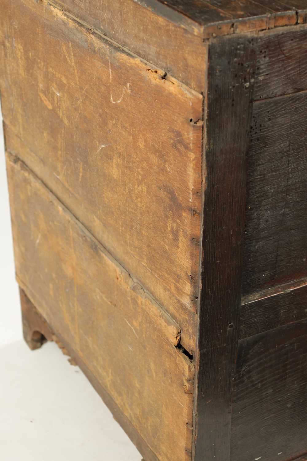 AN EARLY 19TH CENTURY OAK NORFOLK / SUFFOLK CHEST OF DRAWERS - Image 6 of 12