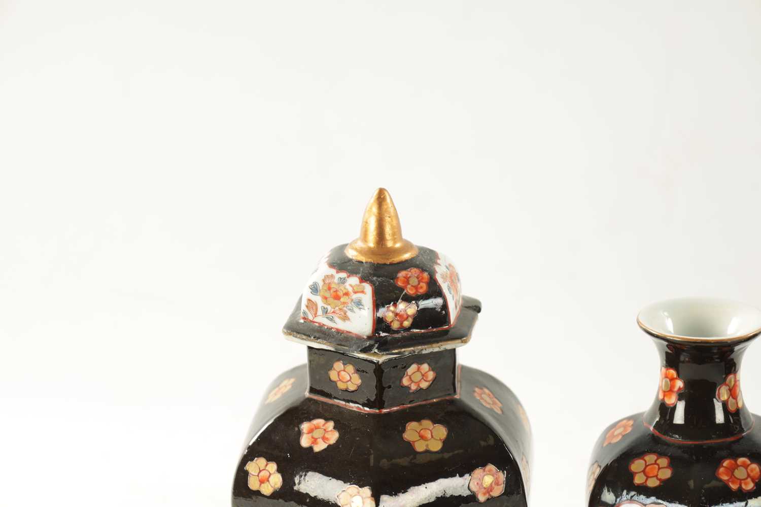 A SET OF FIVE 19TH CENTURY JAPANESE IMARI VASE AND COVERS - Image 5 of 7