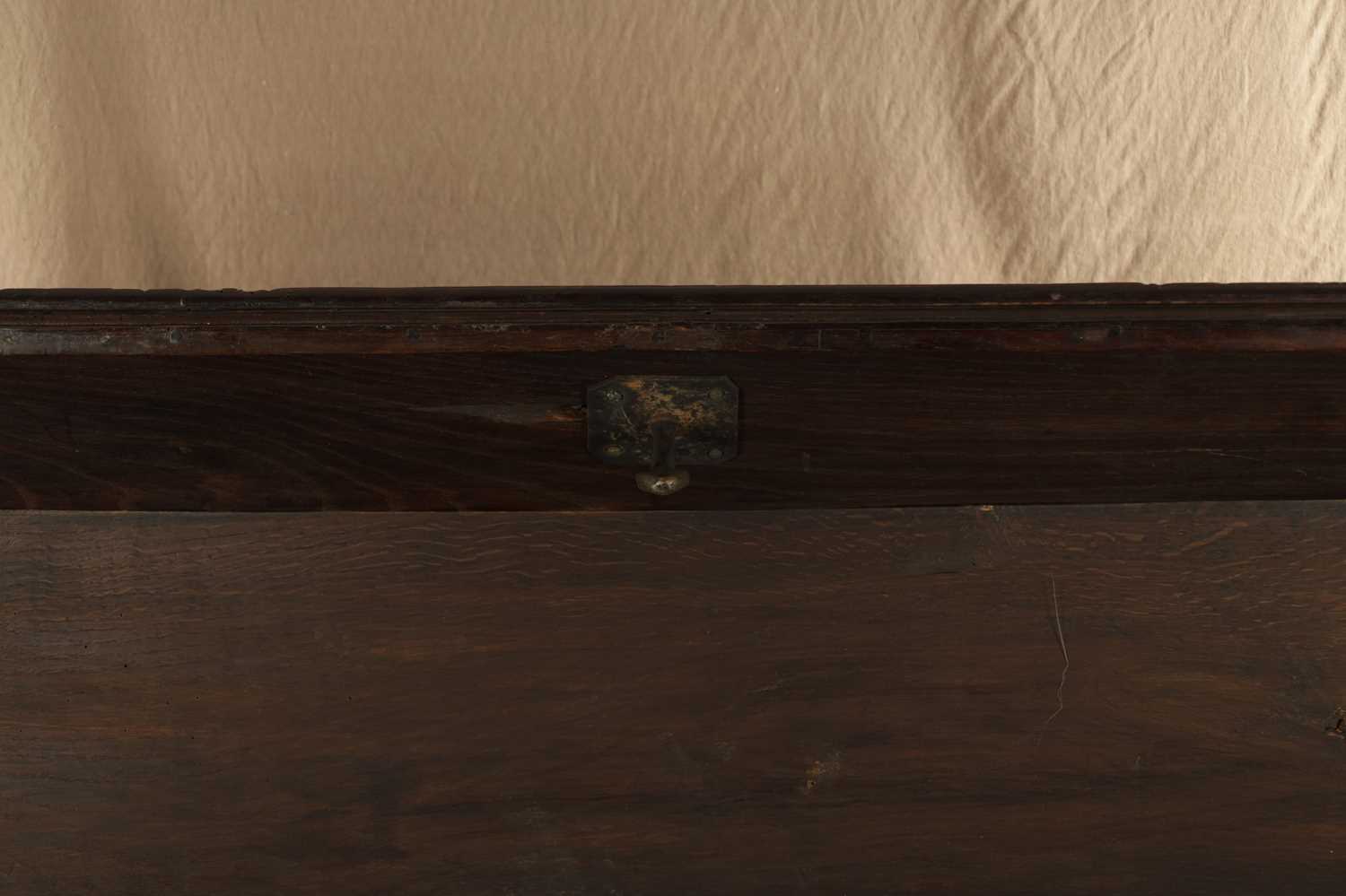 AN EARLY 18TH CENTURY FLEMISH OAK KIST DATED 1718 - Image 8 of 10
