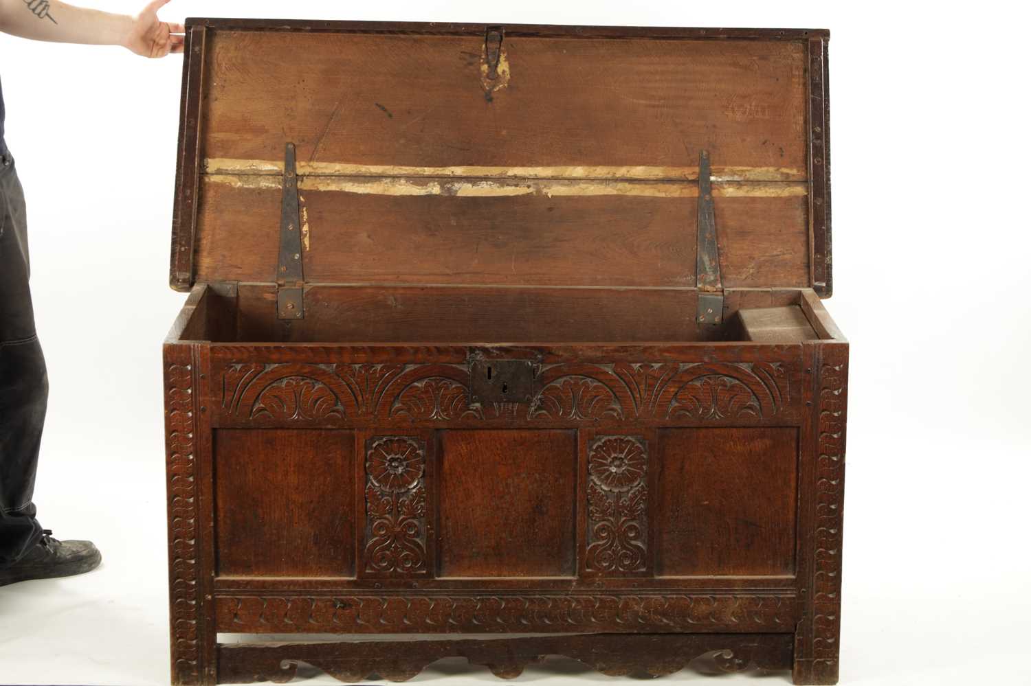 A LATE 17TH CENTURY CARVED OAK THREE PANELLED COFFER - Image 5 of 8