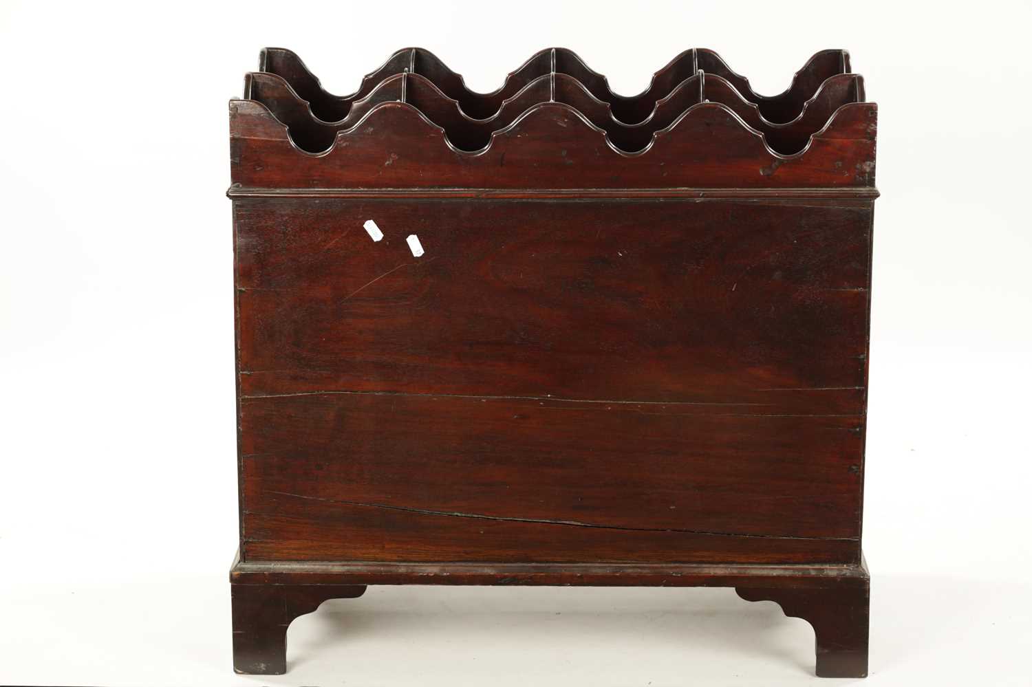 AN EARLY GEORGE III FIGURED MAHOGANY BUTLER’S CELLARETTE - Image 5 of 6