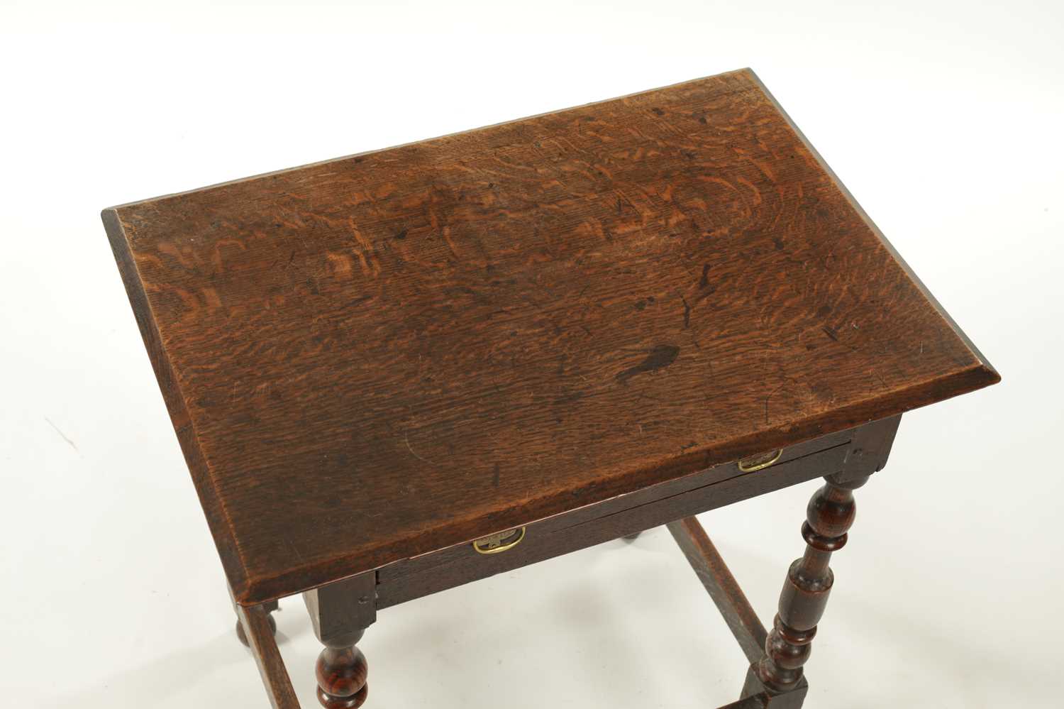 A SMALL 17TH CENTURY OAK SIDE TABLE - Image 2 of 4