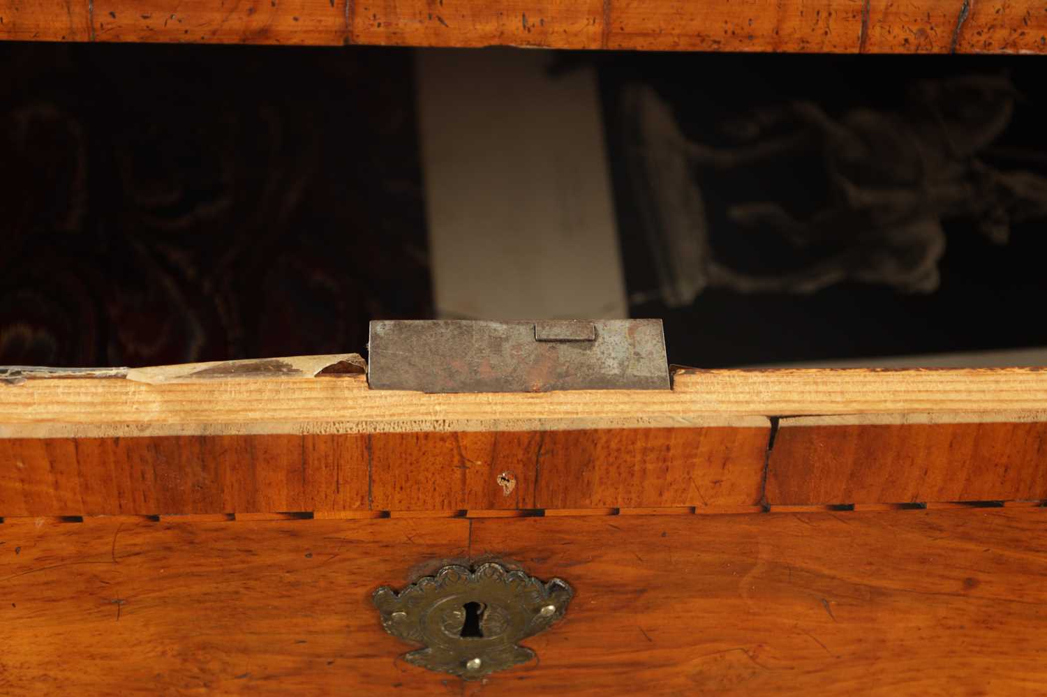 AN EARLY 18TH CENTURY ITALIAN OLIVE WOOD AND WALNUT CHEST OF DRAWERS - Image 6 of 8