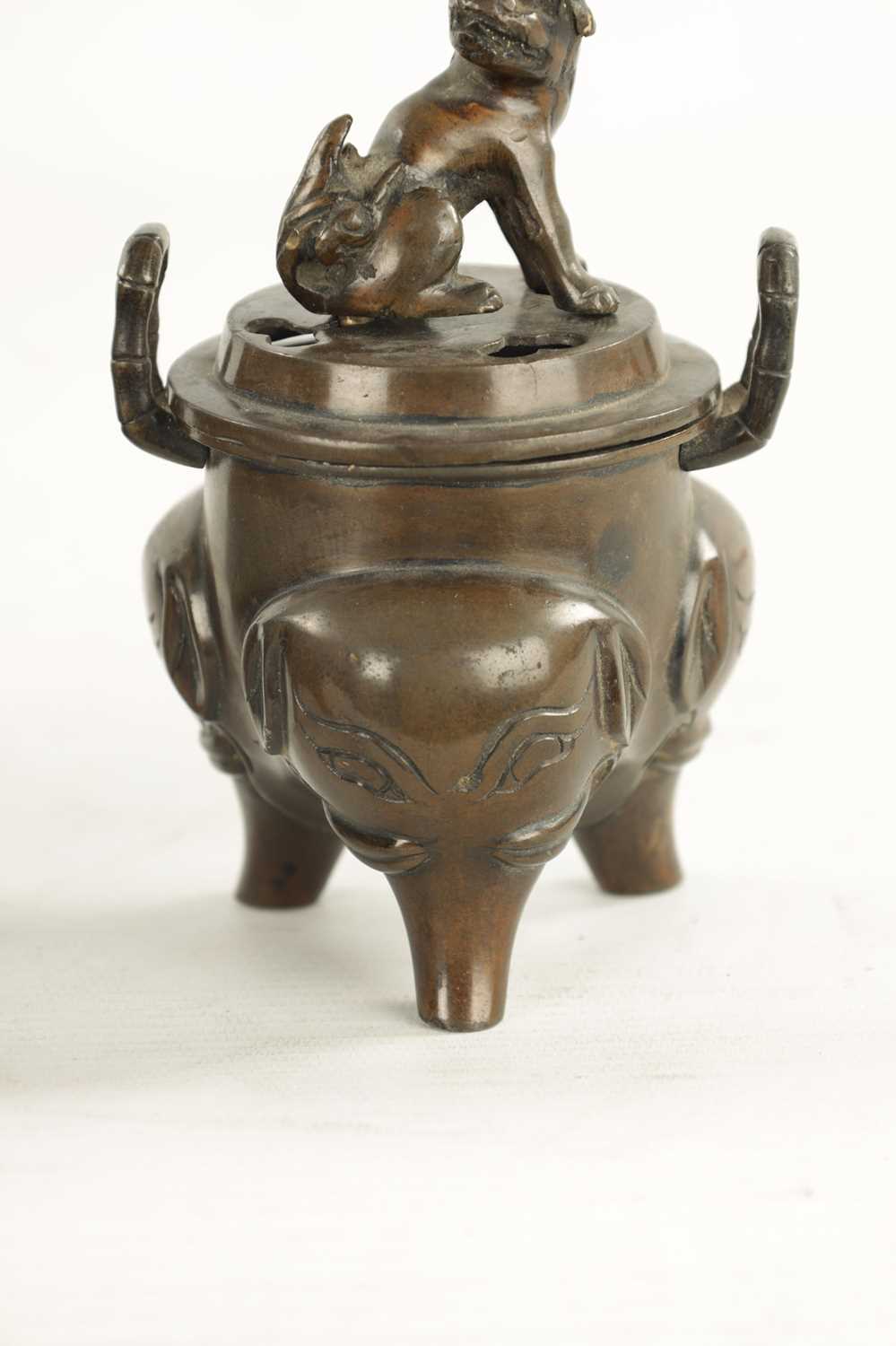 A PAIR OF CHINESE LIDDED INCENSE BURNERS - Image 7 of 9