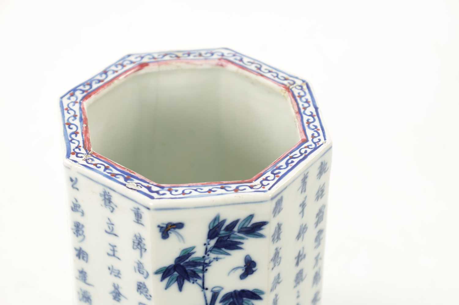 A CHINESE QING DYNASTY BLUE AND WHITE OCTAGONAL SHAPED BRUSH POT - Image 2 of 14