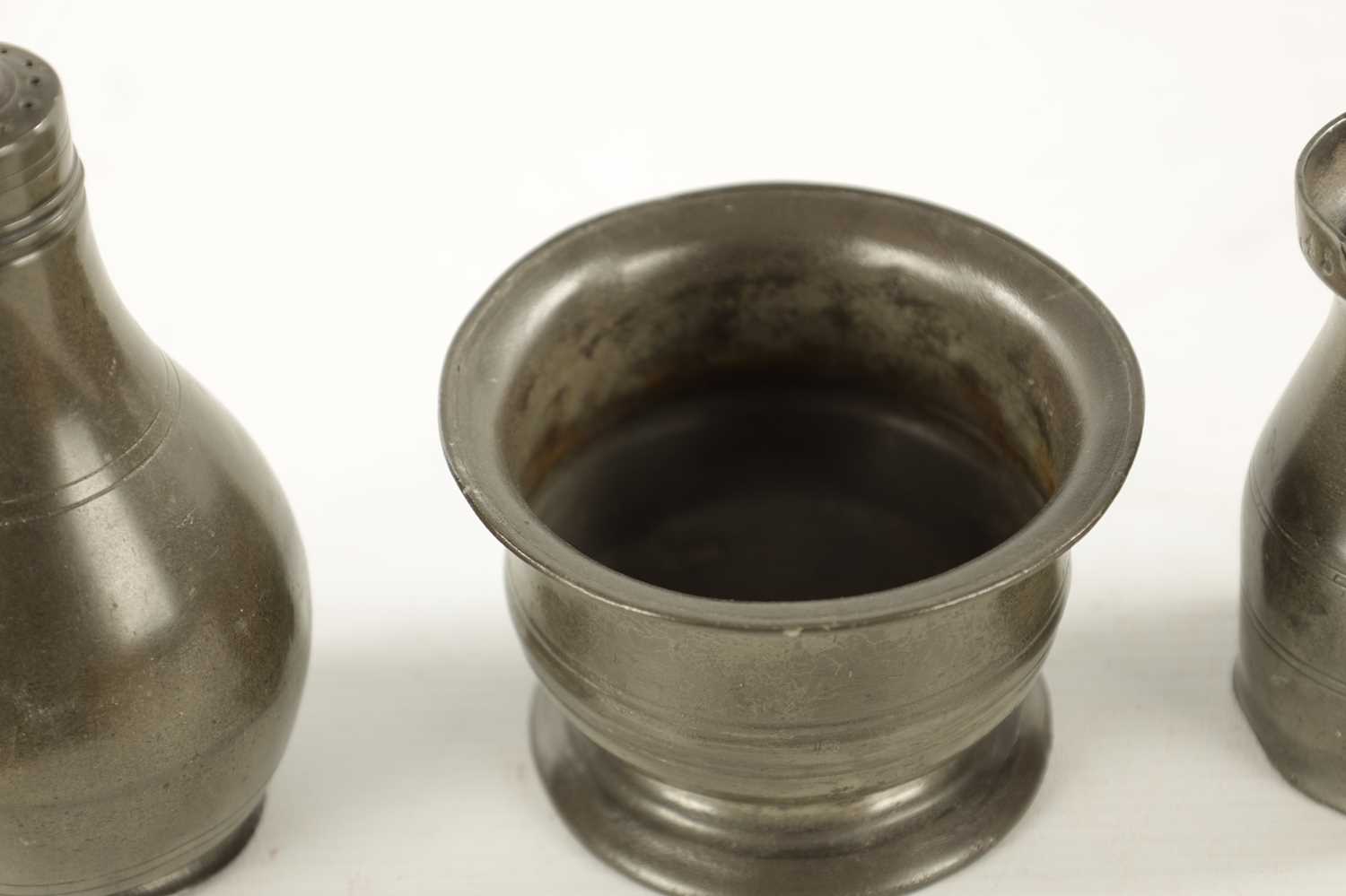 THREE PIECES OF 18TH CENTURY PEWTER WARE COMPRISING A WIG POWDER, A MINIATURE TANKARD AND SALT - Image 3 of 8