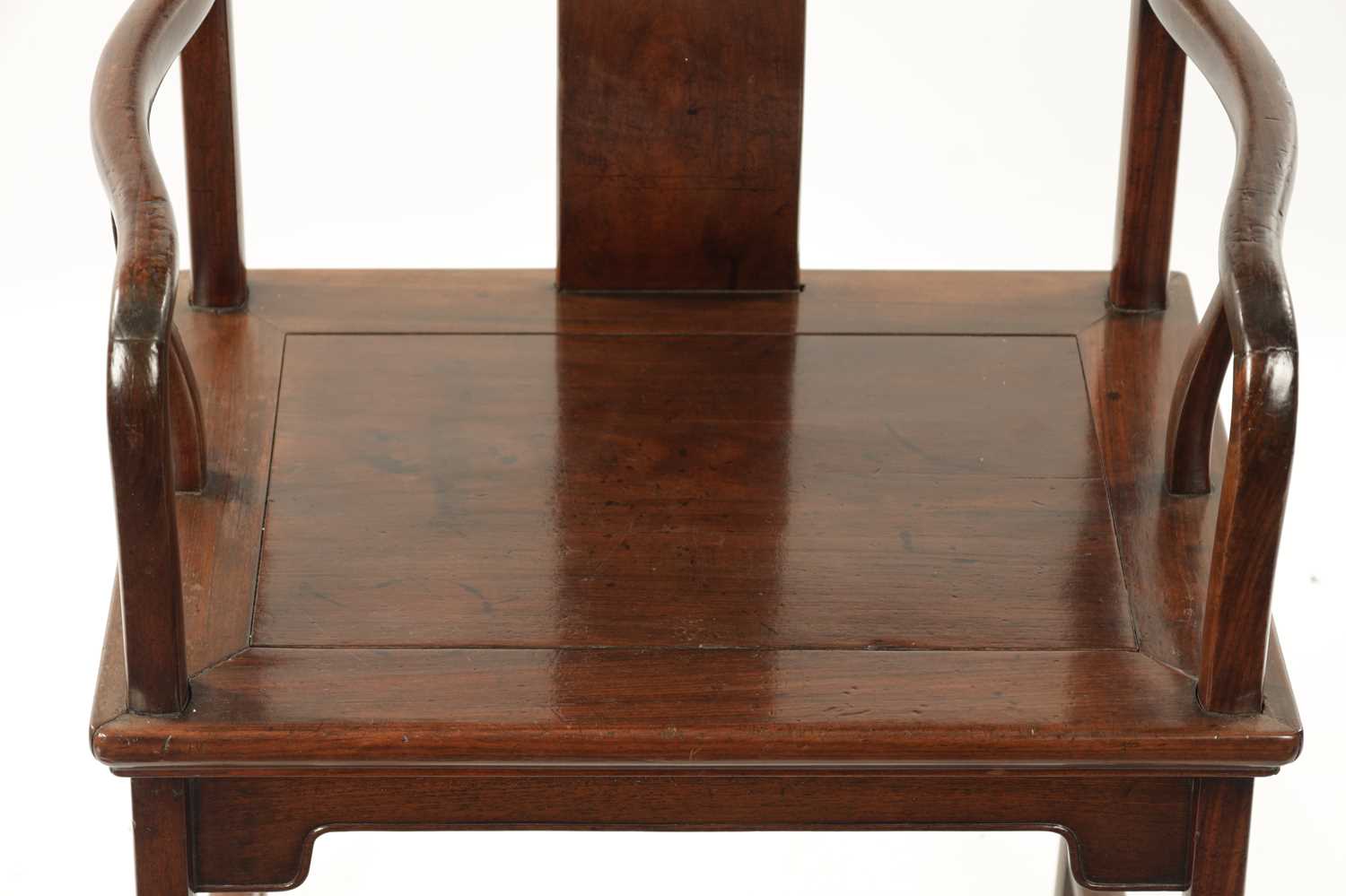 A 19TH CENTURY CHINESE HONGMU ARMCHAIR - Image 4 of 7