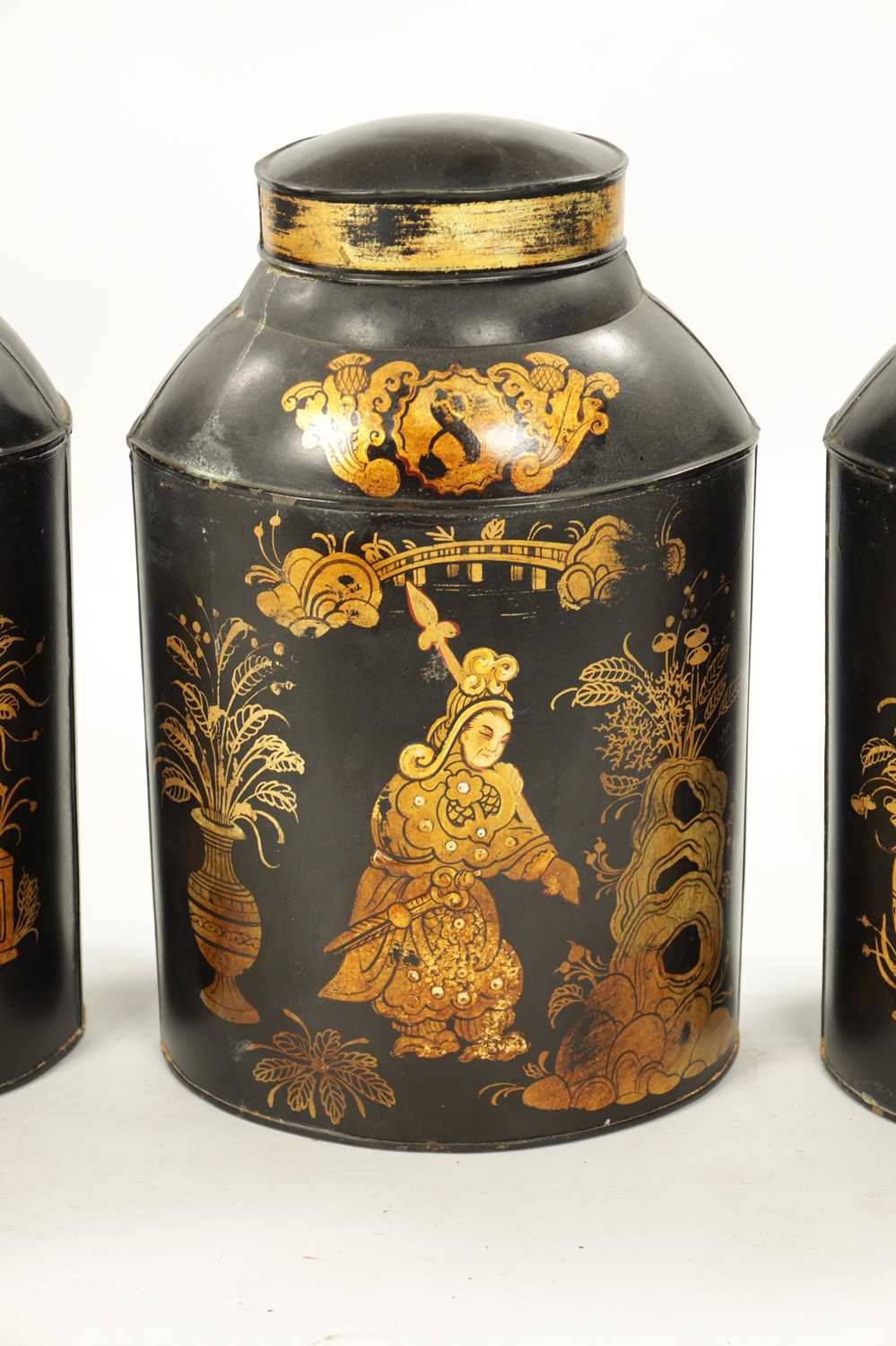 A SET OF FOUR 19TH CENTURY CHINOISERIE LACQUERED TOLE TEA CANISTERS - Image 3 of 10