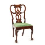 A MID 18TH CENTURY WALNUT SIDE CHAIR IN THE MANNER OF ROBERT MAINWARING