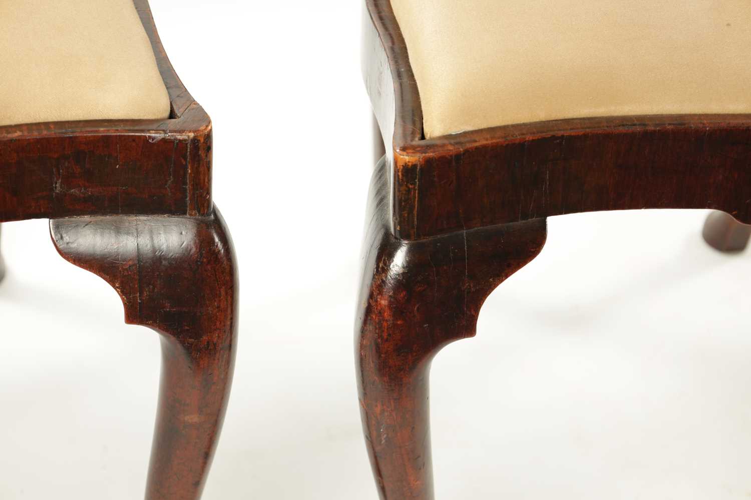 A RARE SET OF FOUR MID 18TH CENTURY OAK AND WALNUT VENEERED IRISH DINING CHAIRS WITH UNUSUAL ROCOCO - Image 3 of 7
