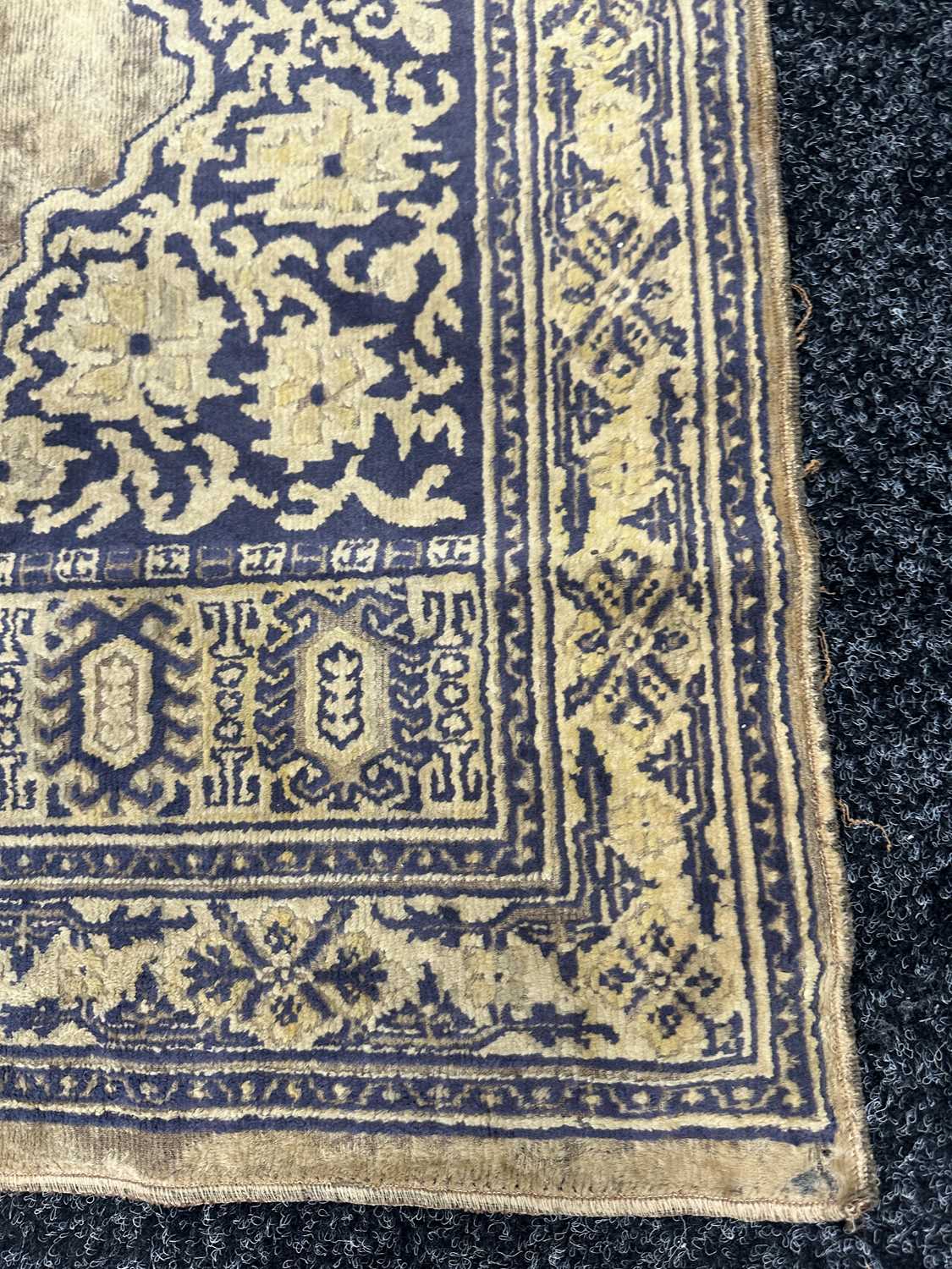 AN ANTIQUE EASTERN PRAYER RUG - Image 3 of 4