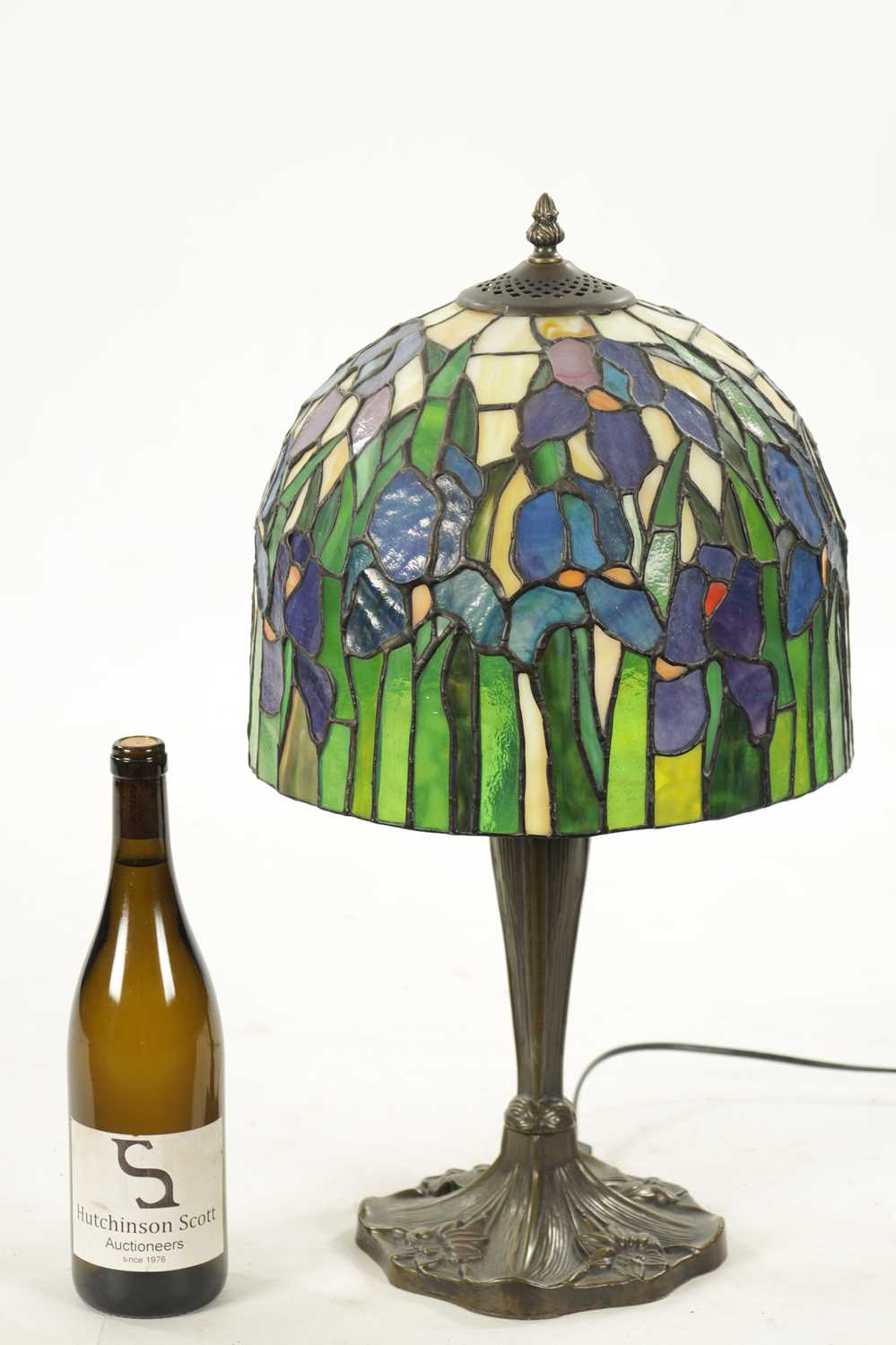 A 20TH CENTURY TIFFANY STYLE BRONZE LAMP - Image 2 of 7