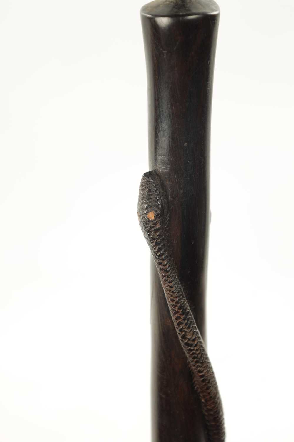 A 19TH CENTURY AFRICAN HARDWOOD WALKING STICK - Image 4 of 6