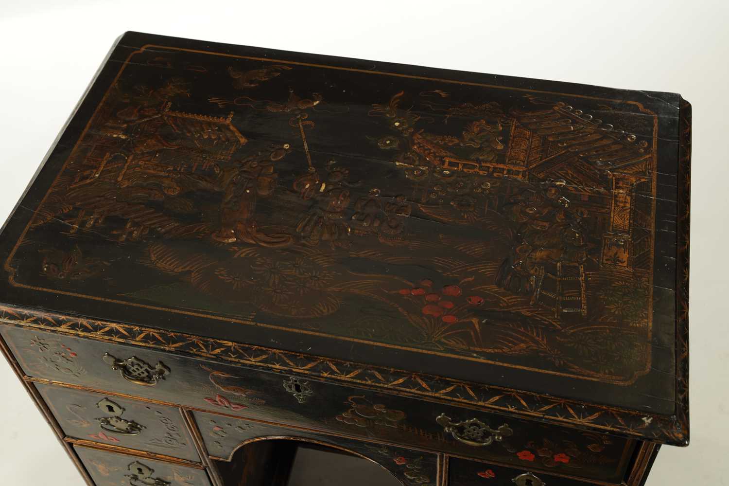 A GOOD QUEEN ANNE CHINOISERIE DECORATED LACQUER WORK KNEEHOLE DESK - Image 5 of 15