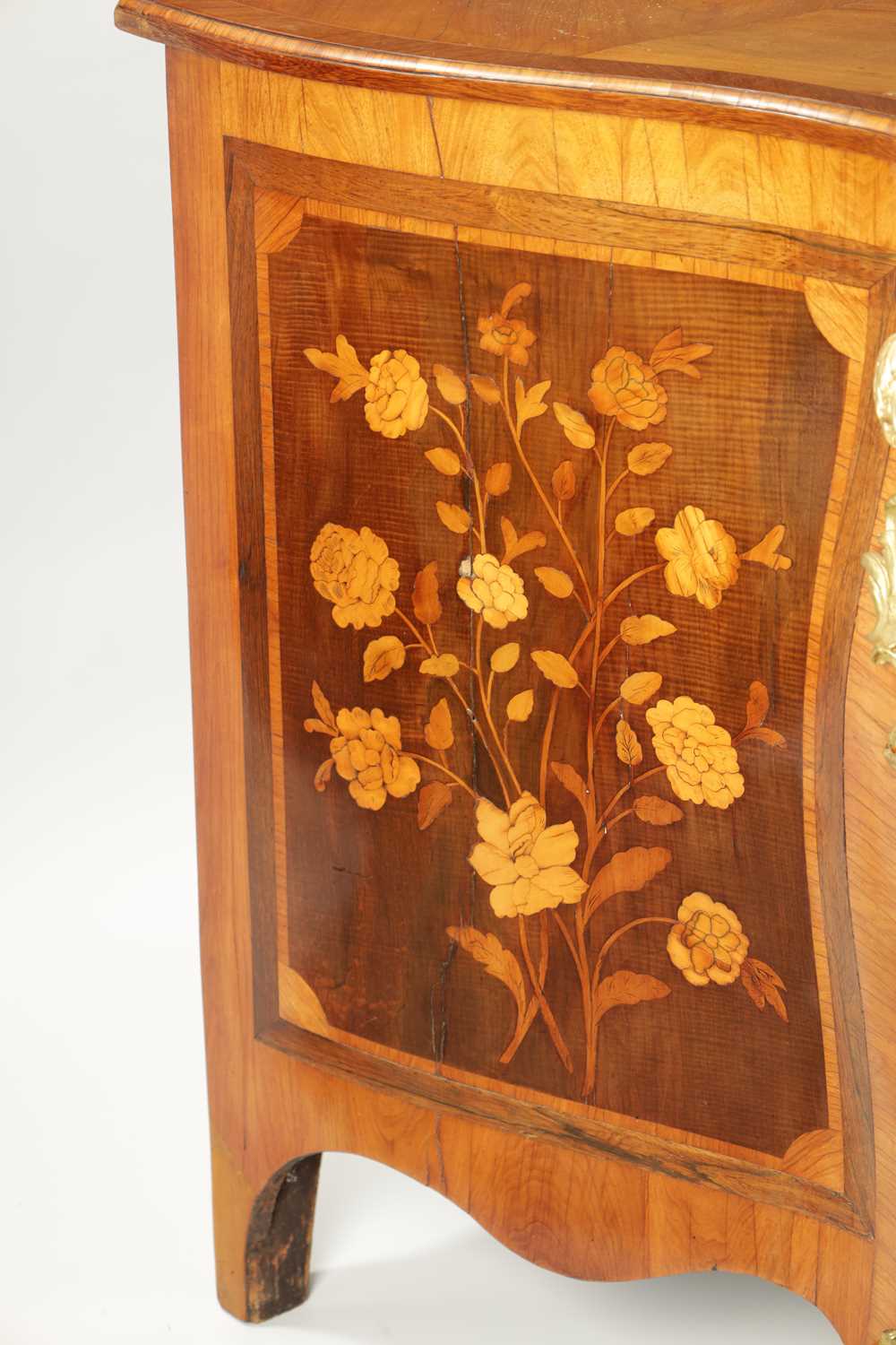 A FINE GEORGE II ENGLISH MARQUETRY COMMODE IN THE MANNER OF HENRY HILL - Image 5 of 23