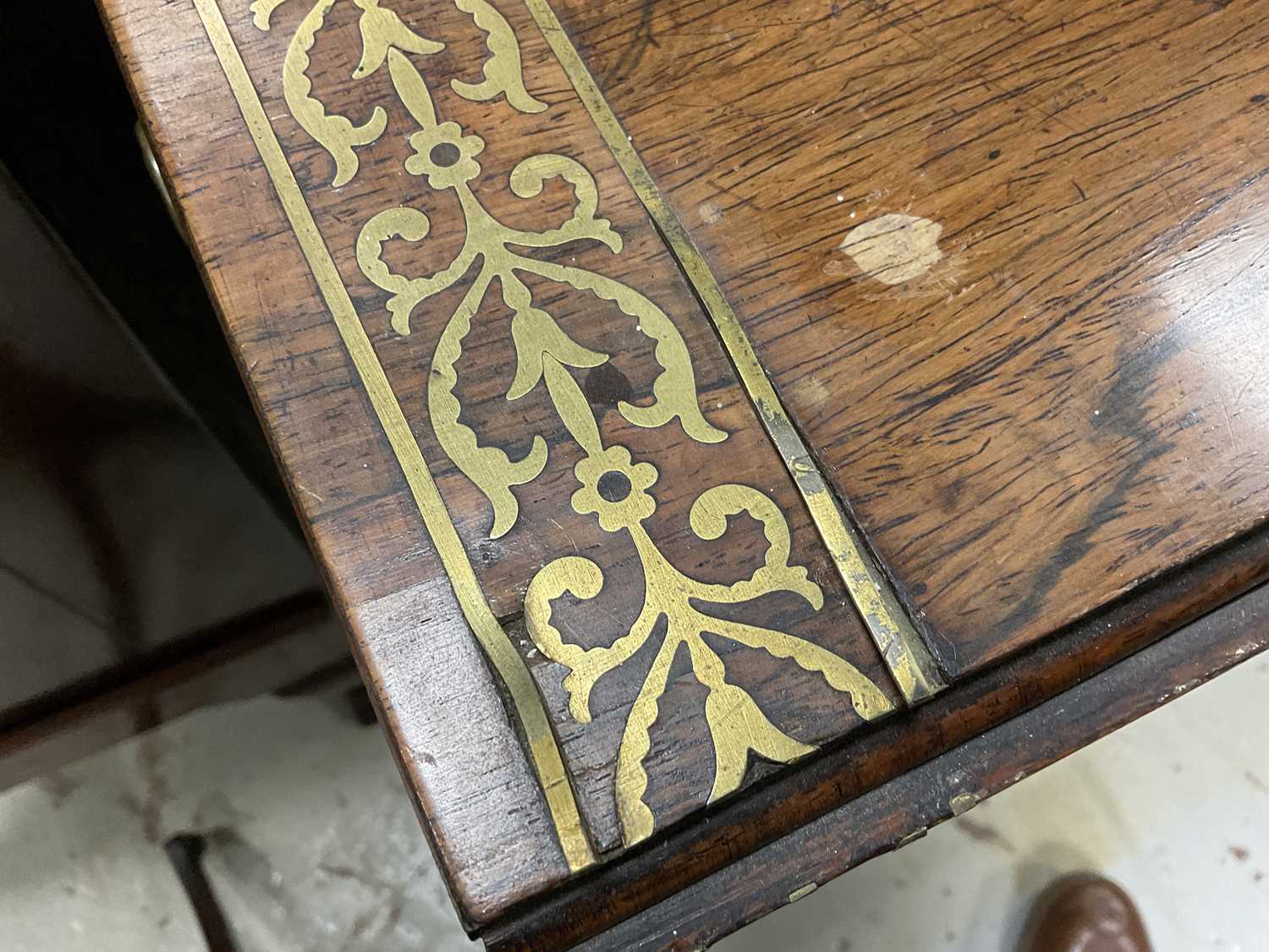 A REGENCY FIGURED ROSEWOOD BRASS INLAID SOFA TABLE - Image 9 of 16