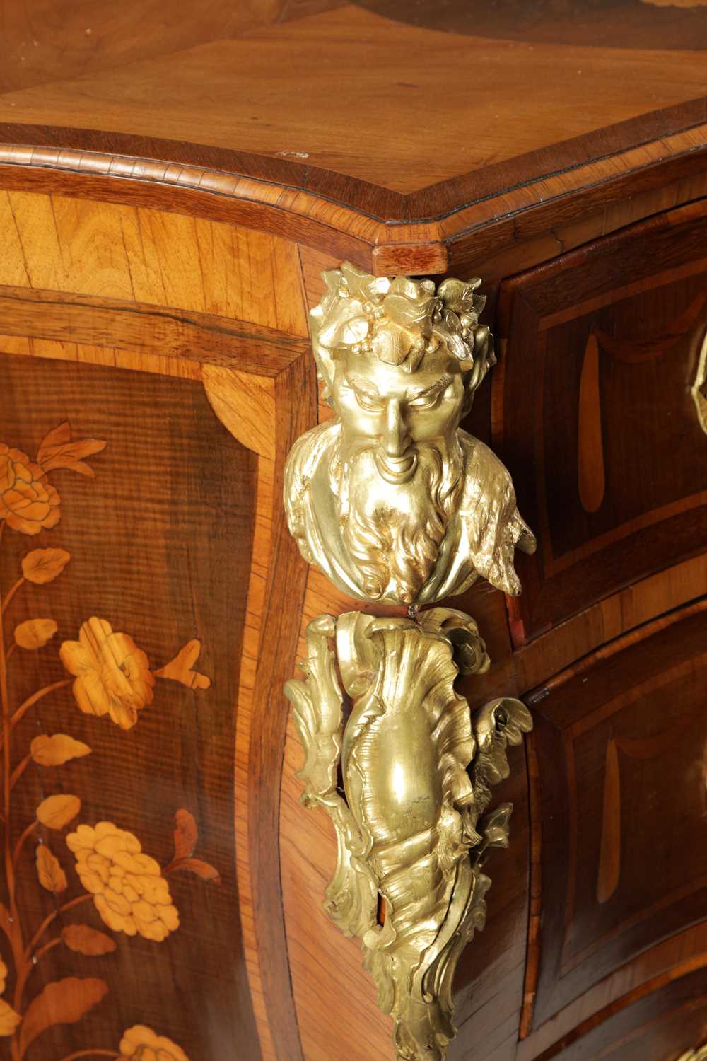 A FINE GEORGE II ENGLISH MARQUETRY COMMODE IN THE MANNER OF HENRY HILL - Image 7 of 23