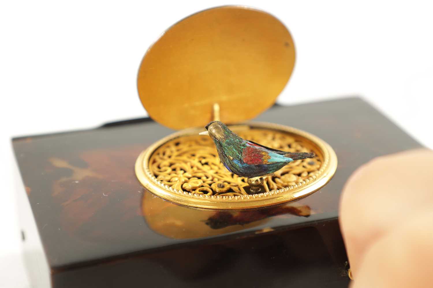 AN MID 19TH CENTURY SWISS TORTOISESHELL SINGING AUTOMATON BIRD BOX - Image 5 of 6