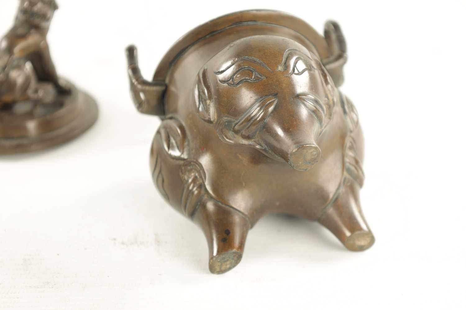 A PAIR OF CHINESE LIDDED INCENSE BURNERS - Image 9 of 9