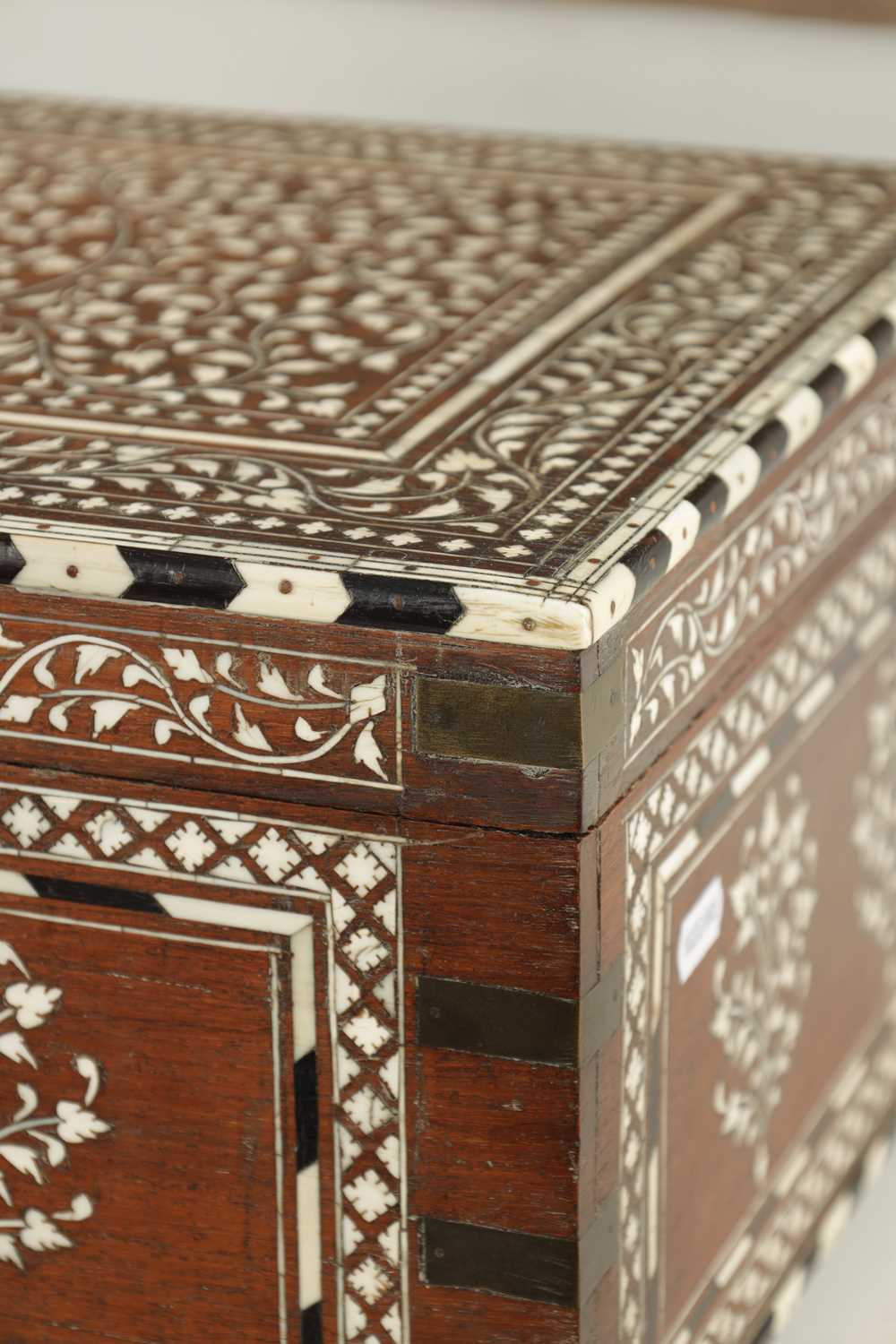 A LARGE LATE 19TH CENTURY ANGLO-INDIAN IVORY AND EBONY INLAID WORKBOX - Bild 4 aus 10