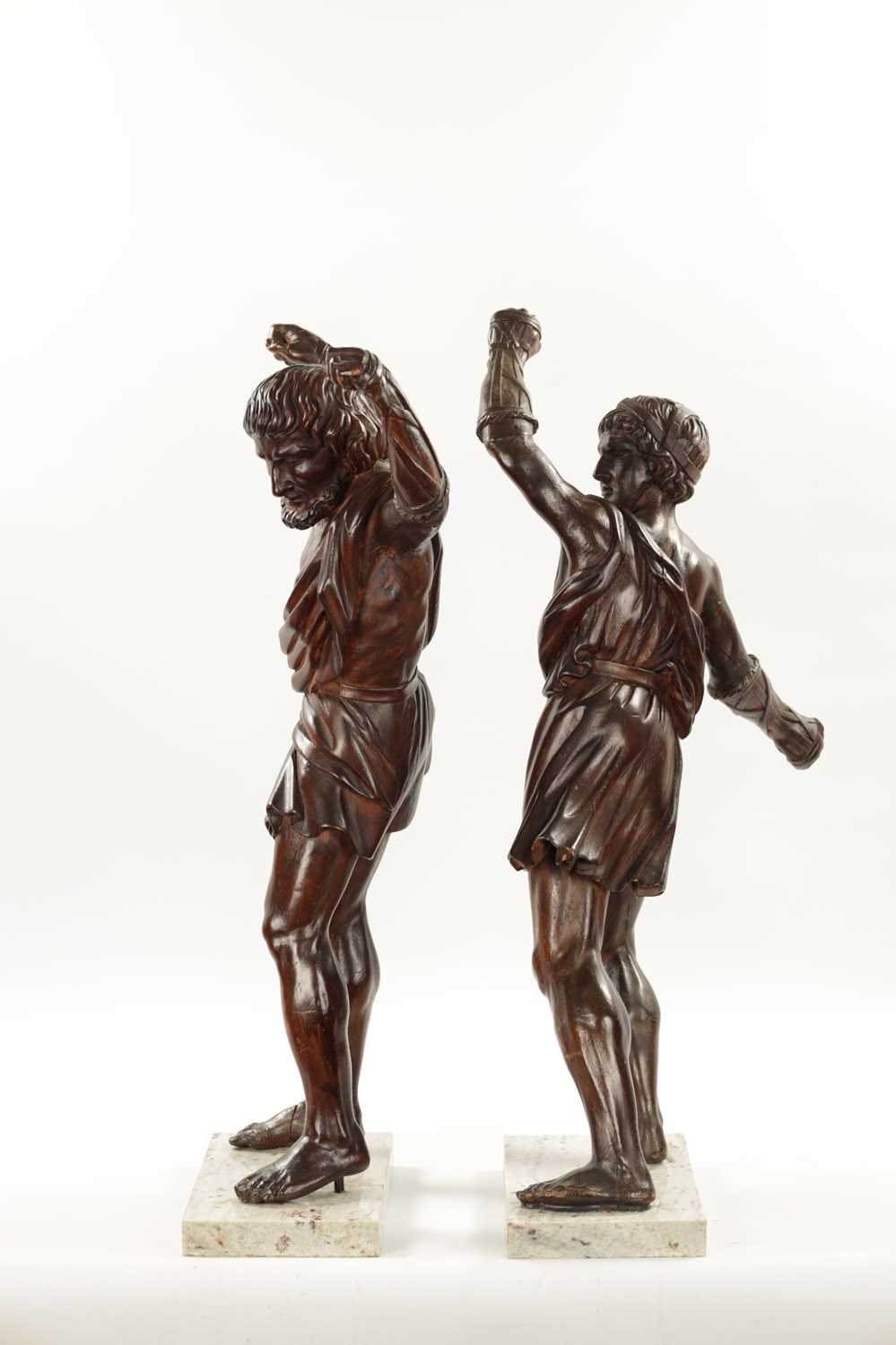 A PAIR OF GRAND TOUR CARVED WALNUT GLADIATORS AFTER THE BORGHESE BRONZE ROMAN FIGURES - Image 11 of 11