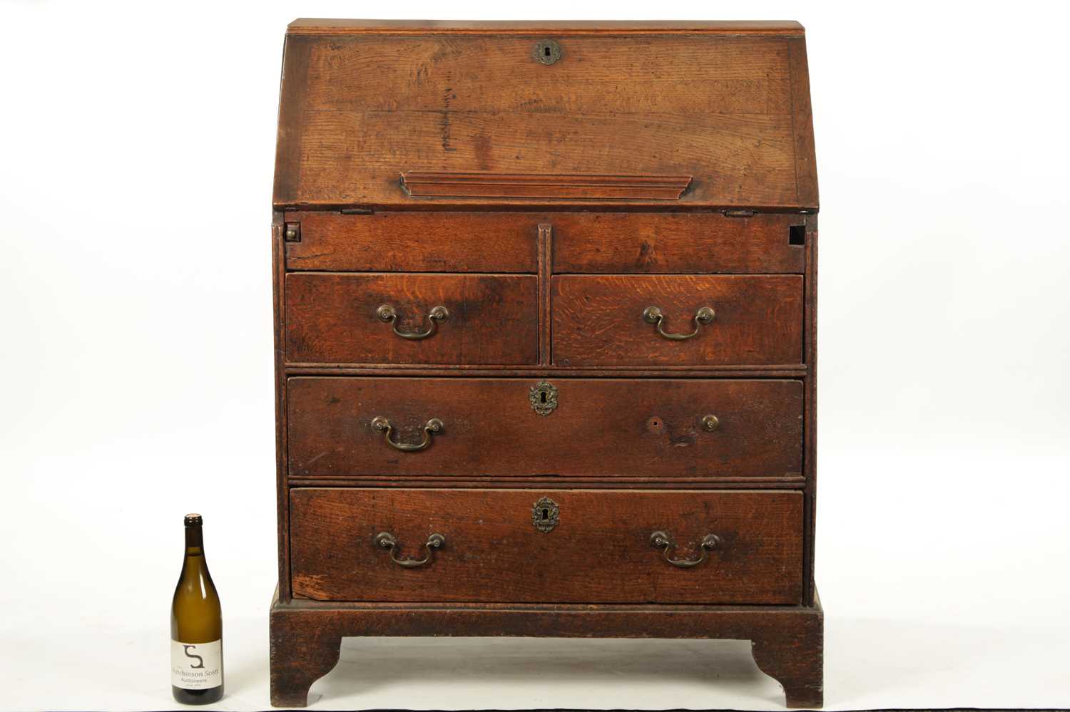 AN EARLY 18TH CENTURY FIGURED OAK COUNTRY MADE BUREAU - Image 2 of 11