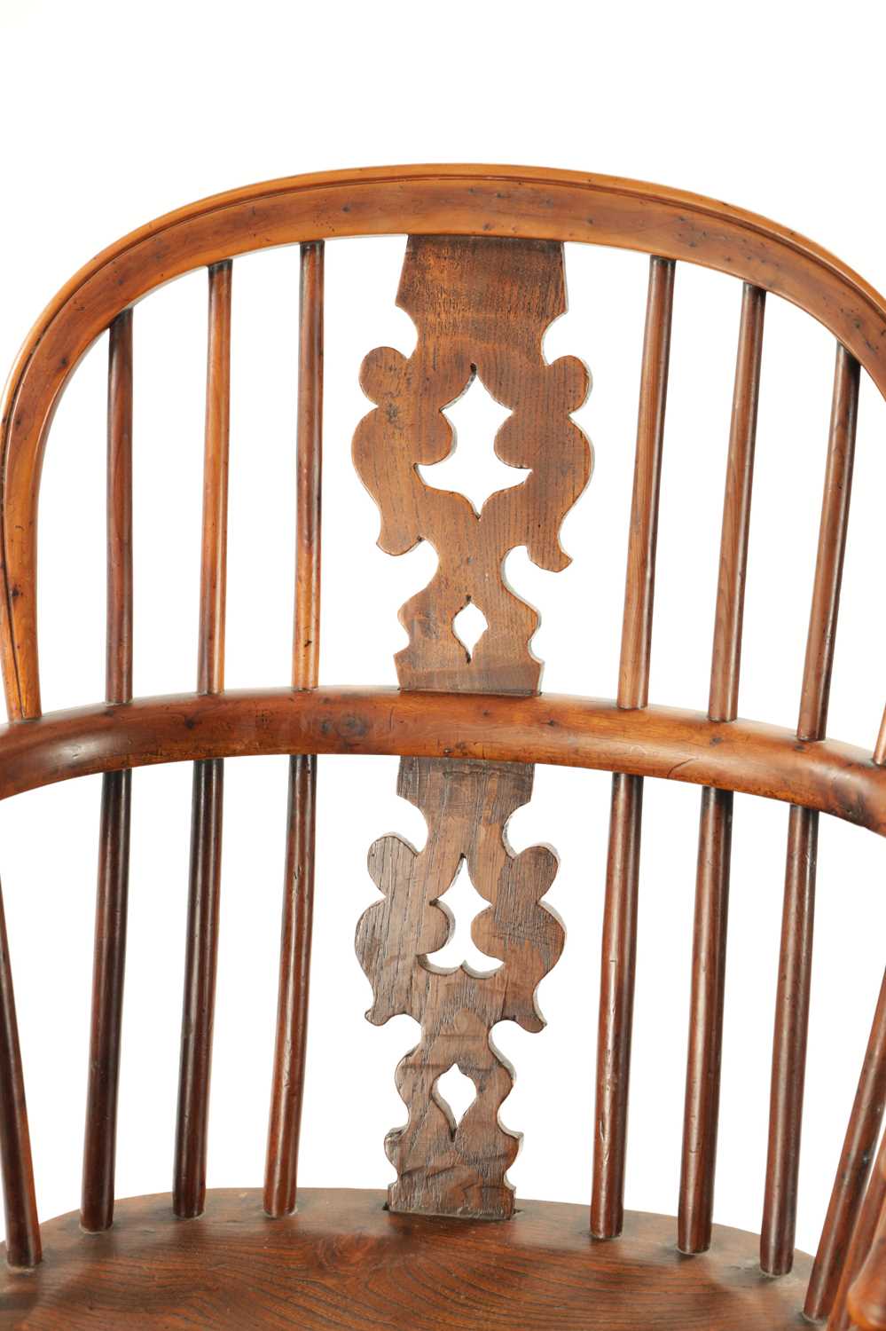 AN EARLY 19TH CENTURY NOTTINGHAMSHIRE YEW-WOOD LOW BACK WINDSOR CHAIR - Image 2 of 8